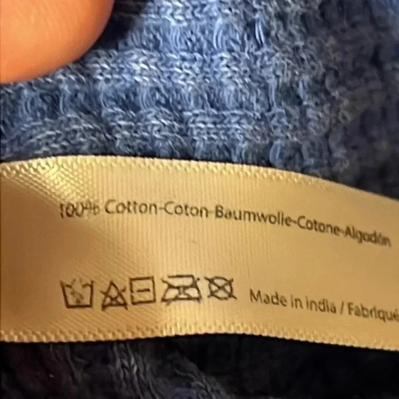 Free people one women’s cropped long, sleeved‎ shirt blue button V-neck 17 PTP - Picture 5 of 8